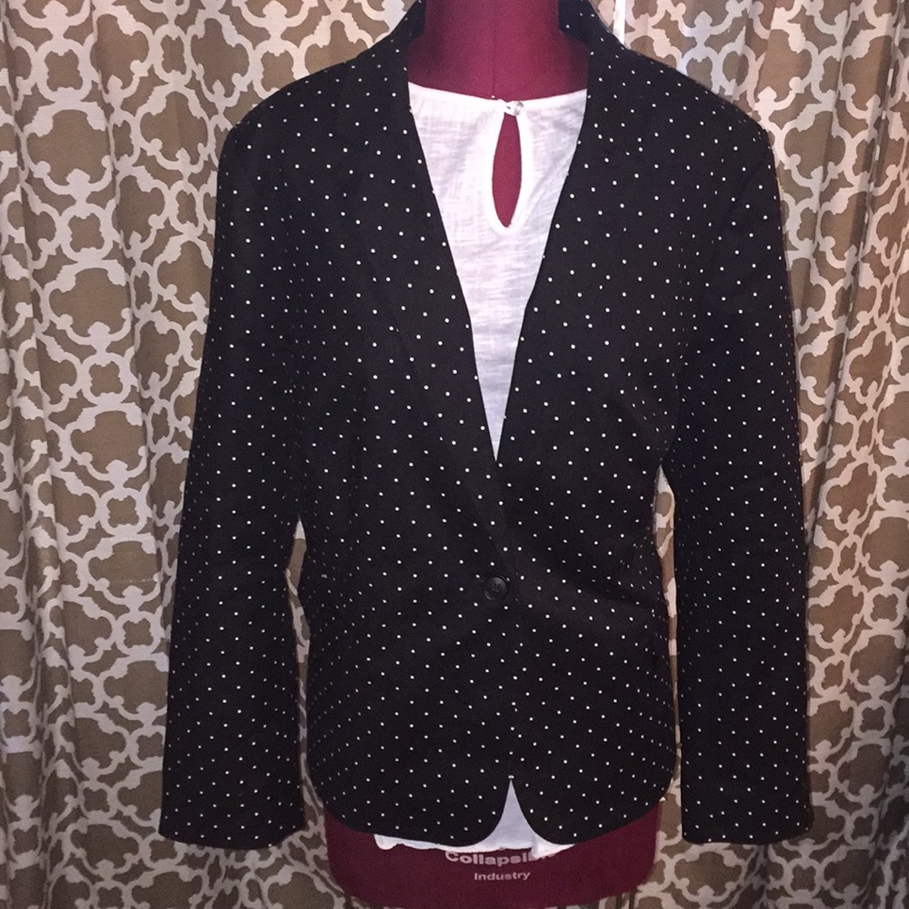 👩🏽‍💼Black and white blazer